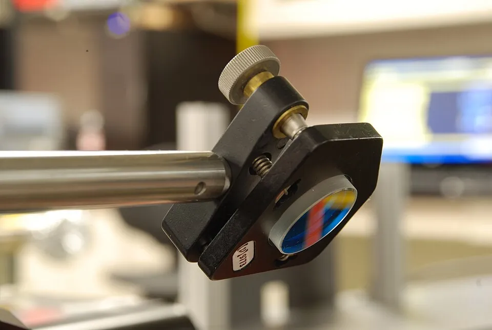 Dielectric high-reflecting mirror mounted in an optical experiment